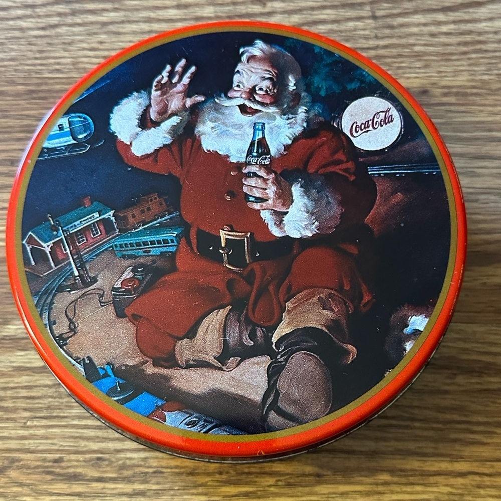 VINTAGE 1986 Coca Cola Holiday Collectible Tin